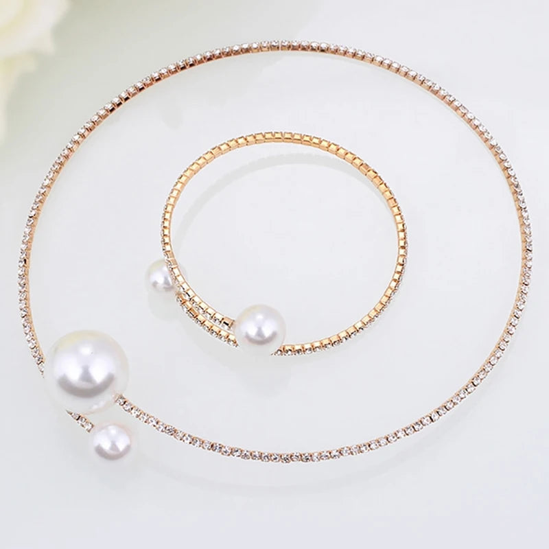 Halskette und Armband Set mit glänzenden Perlen und Strass für die Braut