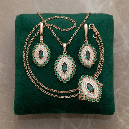Schmuckset Grün Raute Zirkon 585 Roségold - Flat Lay auf Kissen