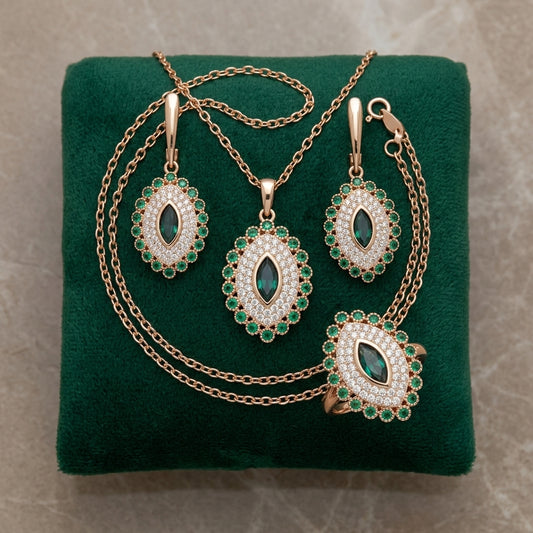 Schmuckset Grün Raute Zirkon 585 Roségold - Flat Lay auf Kissen