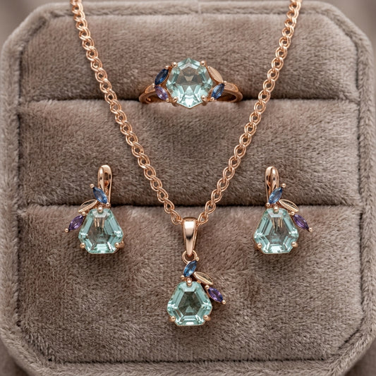 Schmuckset Grün Raute 585 Roségold - Flat Lay auf Kissen